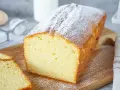 Ein saftiger Rührkuchen, bestäubt mit Puderzucker. Perfekt für ein einfaches Kuchen Rezept zum Genießen.