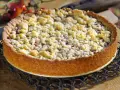 Ein goldbrauner Kuchen mit knusprigen Streuseln, der zeigt, wie man Streusel macht. Perfekt für den Herbst!