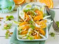 Erfrischender Fenchelsalat mit saftigen Orangen, garniert mit gerösteten Mandeln und Dill. Ein leichter Genuss.