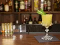 Ein erfrischender gelber Longdrink mit Minze, bereit für den Genuss. Perfekt für die besten Longdrinks.