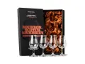 Set mit vier Gläsern für Bourbon, Scotch & Whiskey. Die Box erklärt, was bedeutet Bourbon: ein amerikanischer Whiskey.