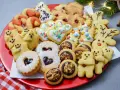 Bunte Vielfalt an selbstgebackenen Weihnachtskeksen: Sterne, Herzen, Bärchen und Nikoläuse laden zum Naschen ein.