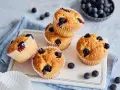 Saftige, vegane Blaubeermuffins mit frischen Blaubeeren, bereit zum Genießen.