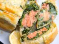 Saftiger Lachs mit Spinat in Blätterteig, ein köstliches Gericht für Fisch-Rezepte. Dazu eine Zitronenspalte.