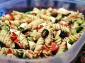 Leckerer Nudelsalat mit Oliven, Paprika und Brokkoli – schnelle Salate zum Grillen, wie vom Chefkoch!