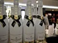 Reihe von Moët & Chandon Ice Impérial Champagnerflaschen. Der Alkoholgehalt ist auf dem Etikett angegeben.