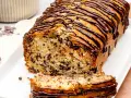 Ein saftiger Stracciatella Kuchen mit Schokoladenglasur, dekoriert mit Schokoladenstückchen.