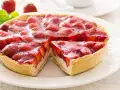 Ein köstlicher Erdbeerkuchen mit Quarkfüllung und glänzenden Erdbeeren. Ein perfektes Erdbeerkuchen Rezept für den Sommer.