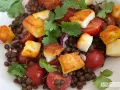 Ausgefallene Salate: Linsensalat mit gebratenem Halloumi, Kirschtomaten und Koriander. Ein bunter und leckerer Genuss.