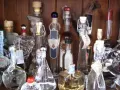 Regal voller Grappa-Flaschen, einige mit Etiketten, die den **Grappa Prozent** angeben.