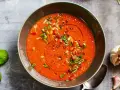Erfrischender Gazpacho mit Tomaten, Gurken und Kräutern, perfekt für heiße Tage. Hier sind tolle Gazpacho Rezepte!