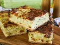 Herzhafte Zucchinikuchen-Stücke auf Holzbrett. Ein köstliches Rezept mit Zucchini, das perfekt für jede Mahlzeit ist.