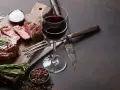 Ein saftiges Steak, perfekt zubereitet, mit einem Glas Rotwein. Was ist Malbec? Ein vollmundiger Wein, der dieses Gericht abrundet.