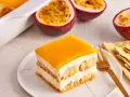 Ein Stück Solero Tiramisu mit Passionsfrucht-Gelee und Löffelbiskuits.
