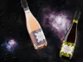Zwei Flaschen Crémant, eine Rosé, eine Blanc de Blancs, schweben im Sternenhimmel. Was ist Crémant? Ein prickelnder Genuss!