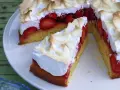 Saftige Erdbeeren unter luftiger Baiserhaube auf einem lockeren Boden. Diese Baiser Torte ist ein Genuss!