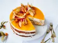 Eine köstliche Pfirsich Maracuja Torte mit frischen Früchten und einer leuchtend orangen Glasur.