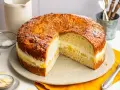 Ein köstlicher Kuchen mit cremiger Füllung und Mandeldecke, inspiriert von Landfrauen Kuchen Rezepten.