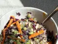 Frischer Glasnudelsalat mit Karotten, Rotkohl und Erdnüssen. Ein leichtes und gesundes Rezept.