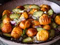 Leckerer Gnocchi-Salat mit Gurken, roten Zwiebeln und Kräutern. Perfekt für leichte Gnocchi Salat Rezepte.