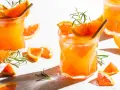 Erfrischender, fruchtiger Gin Cocktail mit Orangenscheiben und Rosmarin. Perfekt für einen sonnigen Tag.