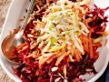 Bunter Salat aus geriebener roter Bete, Karotten und Apfelstiften, garniert mit Sonnenblumenkernen.