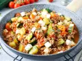 Herzhafte zucchini hackfleisch pfanne mit Tomaten und Feta.