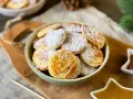 Köstliche Poffertjes, bestäubt mit Puderzucker, warten auf das Poffertjes Rezept. Ein süßer Genuss!