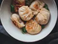 Gedämpfte und gebratene Dumplings mit Sesam und Frühlingszwiebeln, ein köstliches Dumplings Rezept.