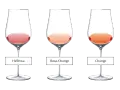 Drei Gläser zeigen den Unterschied zwischen Hellrosa, Rosa-Orange und Orange.