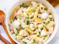 Omas Spargelsalat mit Ei und Schinken, garniert mit Schnittlauch. Ein Klassiker, der immer schmeckt!