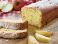Saftiger Apfelkuchen, frisch gebacken und mit Puderzucker bestäubt. Ein köstliches Apfelkuchen Rezept für gemütliche Momente.