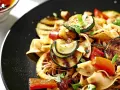 Ein bunter Nudelsalat mit gegrilltem Gemüse, Tomaten und Kräutern. Dazu passen Oliven perfekt.