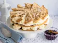 Eine üppige Friesentorte mit viel Sahne und Marmelade, perfekt für ein Friesentorte Rezept.