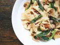Breite Bandnudeln mit Pilzen, Salbei und Parmesan. Ein köstliches Gericht, das Lust auf mehr Salbei Rezepte macht.
