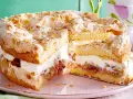Stachelbeertorte Landfrauen: saftiger Biskuit, cremige Füllung und knusprige Baiserhaube mit Mandeln. Ein Genuss!