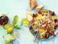Raffinierte Sommersalate: Ein bunter Meeresfrüchtesalat mit Fenchel, Orange und Oliven, serviert mit Brot und Zitrone.