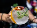 Ein erfrischender Gin Tonic mit Rosmarin und karamellisierter Orangenscheibe. Perfekt für einfache Gin Rezepte.