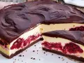 Schokoladen-Kirsch-Käsekuchen, ein Traum für alle, die beste Torten Rezepte lieben. Cremig, fruchtig und schokoladig.