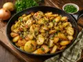 Knusprige Bratkartoffeln mit Speck und Zwiebeln in einer Gusseisenpfanne, garniert mit Petersilie. Ein Klassiker, der einfach unwiderstehlich ist.