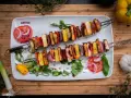 Zwei Spieße mit gegrilltem Gemüse und Tofu, perfekt für ausgefallene Grillrezepte. Bunt und lecker!