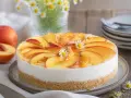 Eine **schnelle Torte** mit Pfirsichscheiben und Götterblümchen auf cremigem Käsekuchenboden.