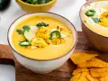 Cremige Mais-Suppe mit gegrilltem Mais, Jalapeños und Limette. Perfekt als schnelle Suppe mit Tortilla-Chips.