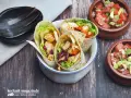 Drei leckere Wraps mit Hähnchen, Salat und Bohnen, perfekt zum Mexicana selber machen. Dazu frische Salsa in kleinen Schalen.