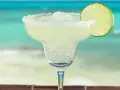 Erfrischende Margarita mit Salzrand und Limettenscheibe, perfekt für ein Strand-Margarita-Rezept.