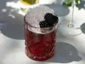 Erfrischender Brombeer-Cocktail mit zerstoßenem Eis und frischen Beeren. Perfekt für sommerliche longdrink rezepte.