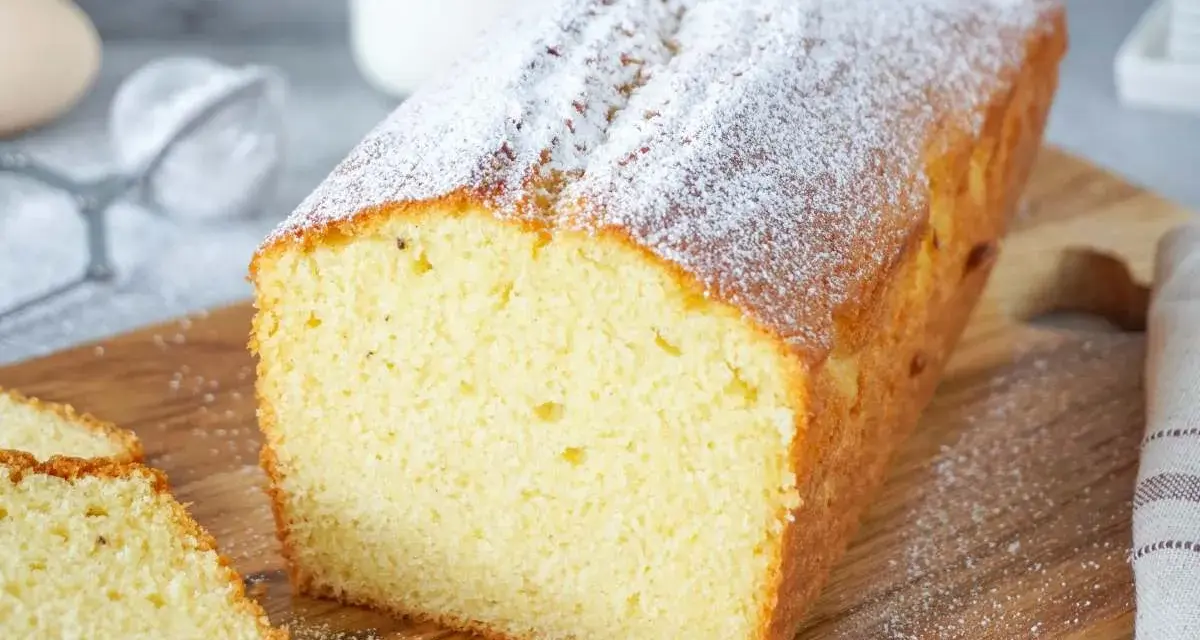 Ein saftiger Rührkuchen, bestäubt mit Puderzucker. Perfekt für ein einfaches Kuchen Rezept zum Genießen.