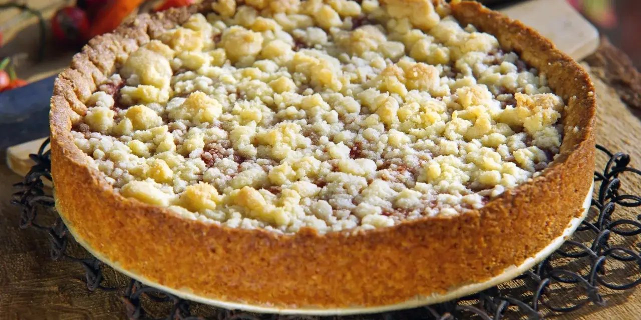 Ein goldbrauner Kuchen mit knusprigen Streuseln, der zeigt, wie man Streusel macht. Perfekt für den Herbst!