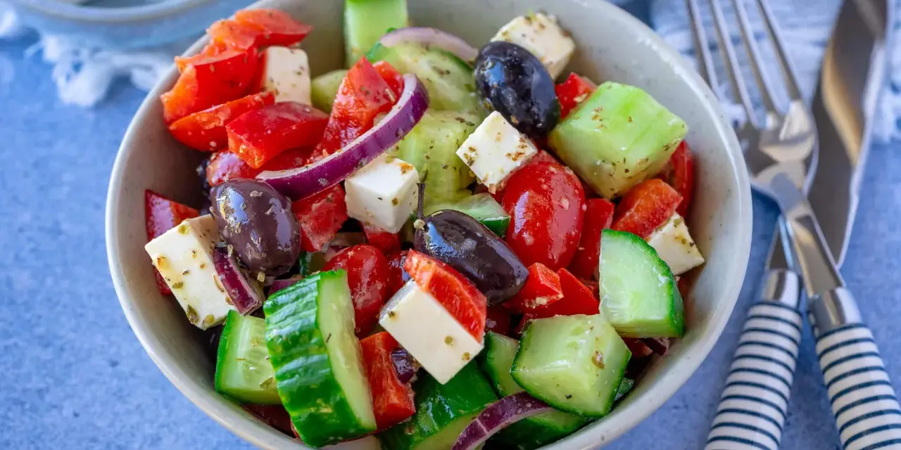 Frischer Salat mit Tomaten, Gurken, Feta und Oliven – perfekt als leichtes salat zum grillen rezept.