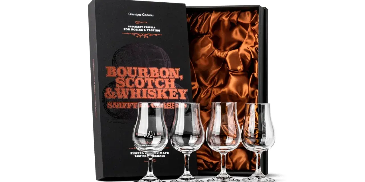 Set mit vier Gläsern für Bourbon, Scotch & Whiskey. Die Box erklärt, was bedeutet Bourbon: ein amerikanischer Whiskey.